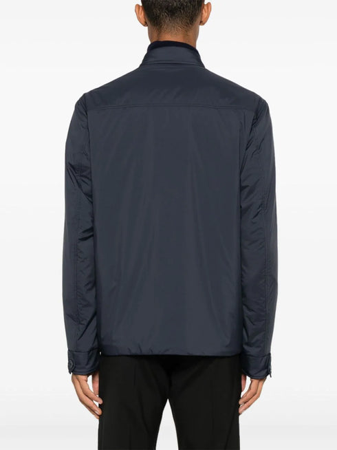 chaqueta con placa de logotipo